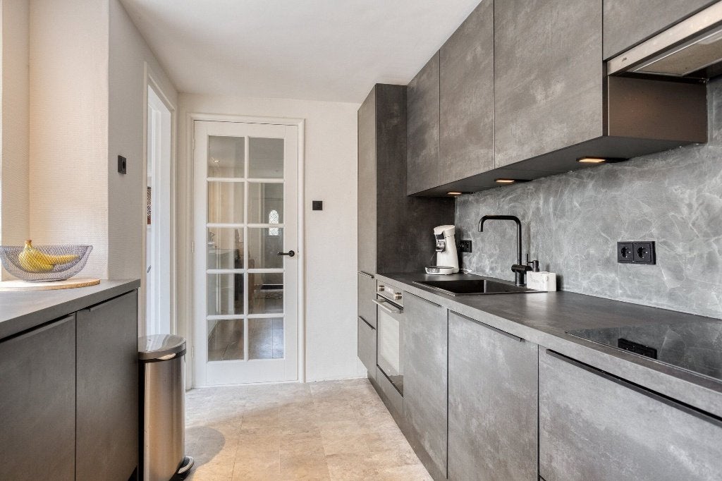 MODERNE GRIJZE BETONLOOK KEUKEN UIT 2023 GEDEMONTEERD, Enkelwandige keuken, Ophalen of Verzenden, Zo goed als nieuw, Kunststof