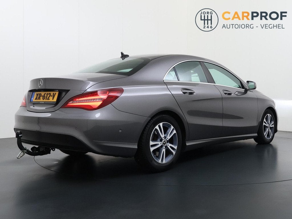 Mercedes-Benz CLA-klasse 180 Ambition Trekhaak | Automaat |, Auto's, Mercedes-Benz, Gebruikt, 4 cilinders, 715 kg, Leder en Stof