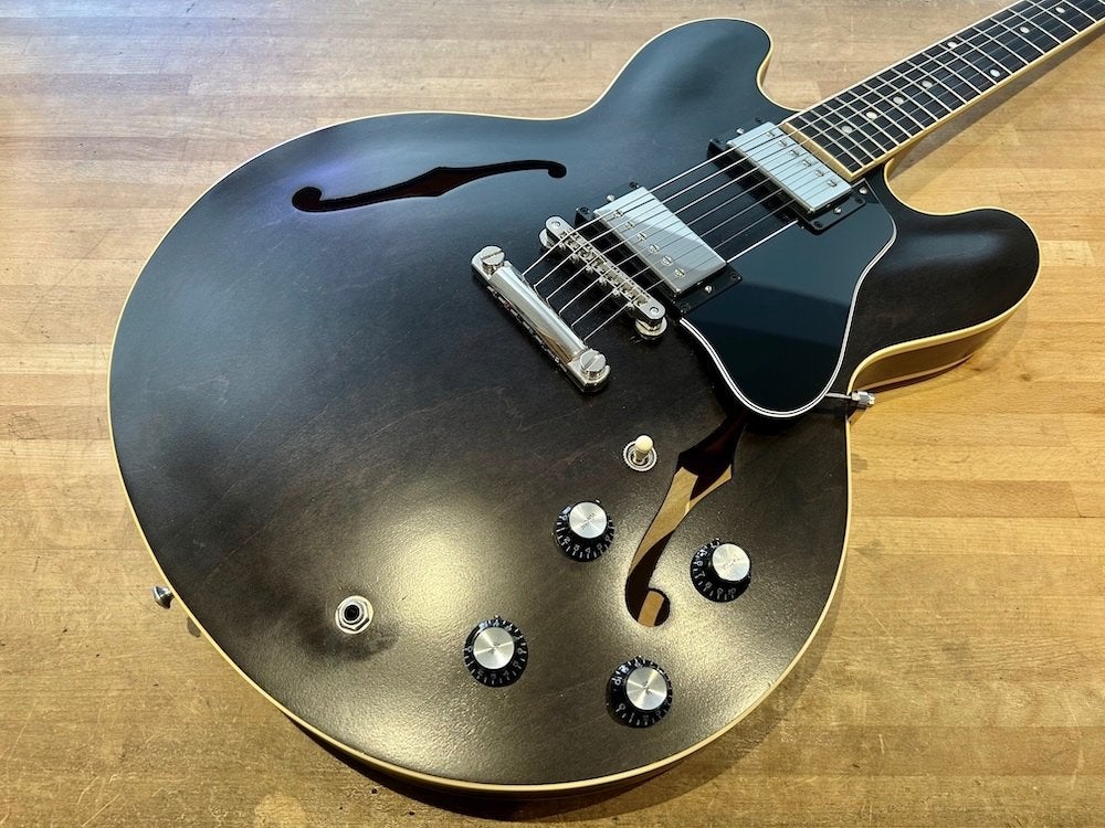 Gibson 2019 ES-335 Satin Trans Black + Case, Ophalen of Verzenden, Zo goed als nieuw, Semi-solid body, Gibson