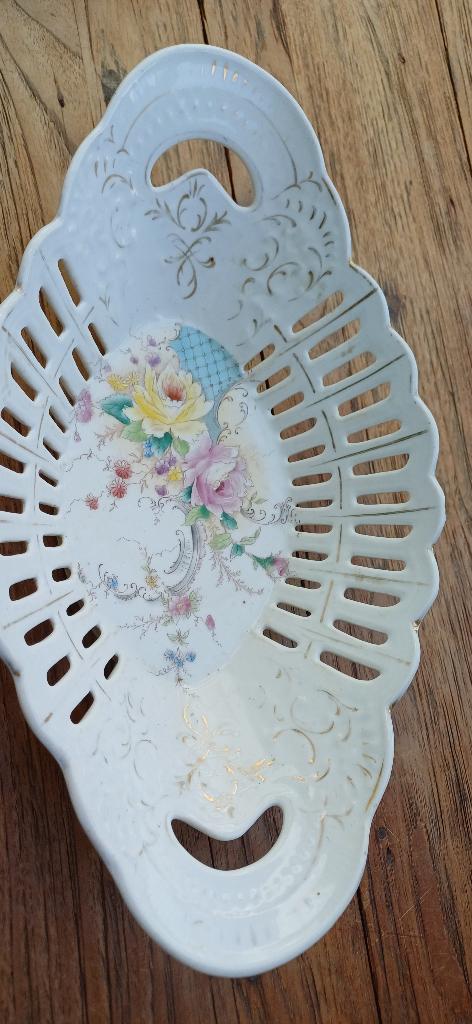 Een sierlijke, antieke porseleinen schaal., Antiek en Kunst, Ophalen of Verzenden
