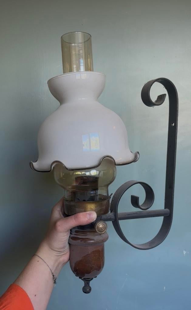 2 stuks Antieke wandlamp met glazen kap, Huis en Inrichting, Lampen | Wandlampen, Ophalen, Gebruikt