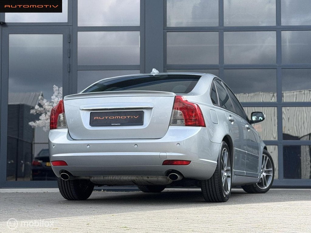 Volvo S40 2.5 T5 Summum AUTOMAAT / LEDER / UNIEKE STAAT, Gebruikt, 700 kg, Automatische klimaatregeling, Sedan
