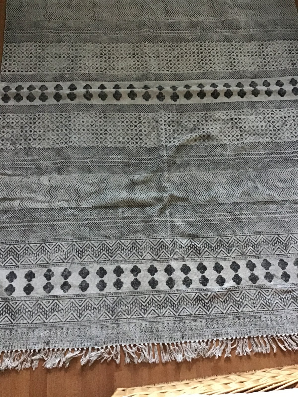 Mooi katoenen vloerkleed met een grijs/blauw motief, Gebruikt, 100 tot 150 cm, Blauw, Ophalen of Verzenden