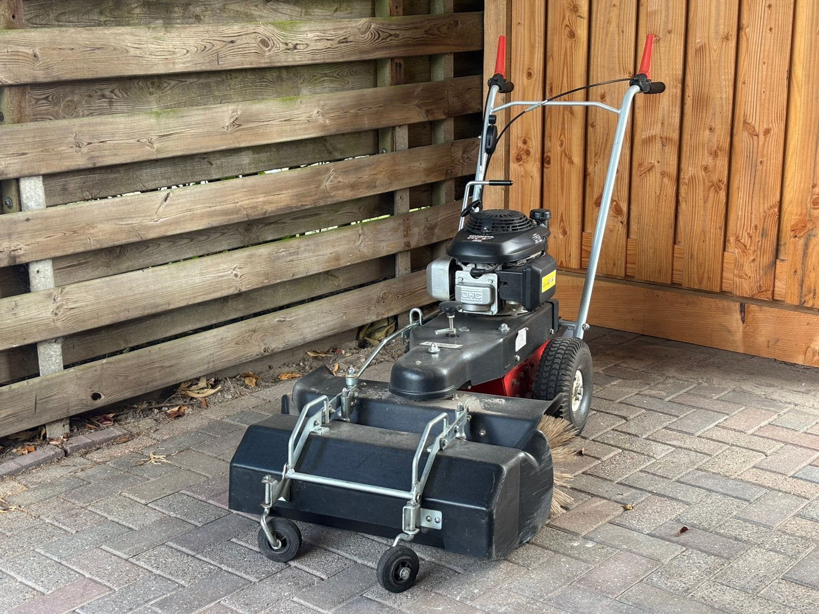 Veegmachine te huur – ideaal voor oprit, terras & bedrijf, Tuin en Terras, Ophalen, Zo goed als nieuw