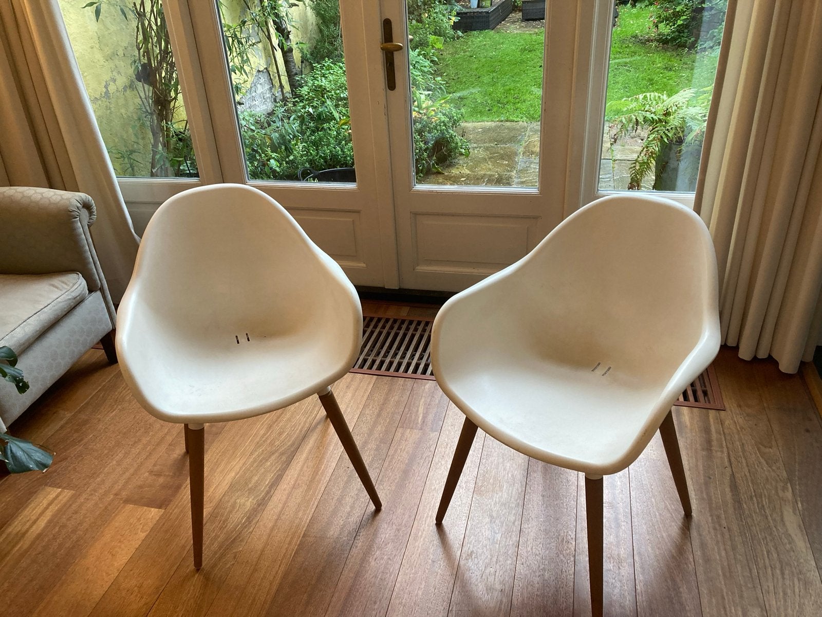 Set van 4 witte kuipstoelen met houten poten, Ophalen, Gebruikt, Wit, Vier