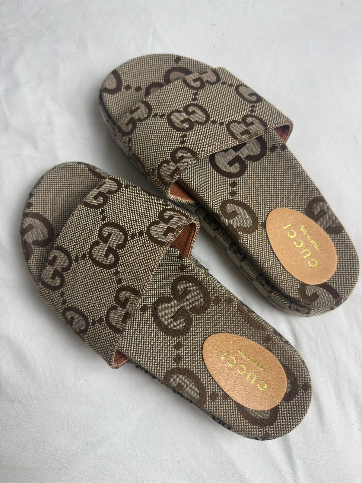 Gucci slippers, Slippers, Beige, Ophalen of Verzenden, Zo goed als nieuw