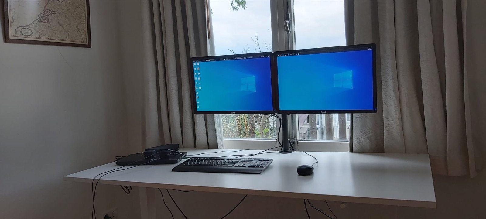 Thuiswerkplek met twee monitors 55 cm inclusief monitor arm, Computers en Software, Monitoren, Gebruikt, IPS, DisplayPort, In hoogte verstelbaar