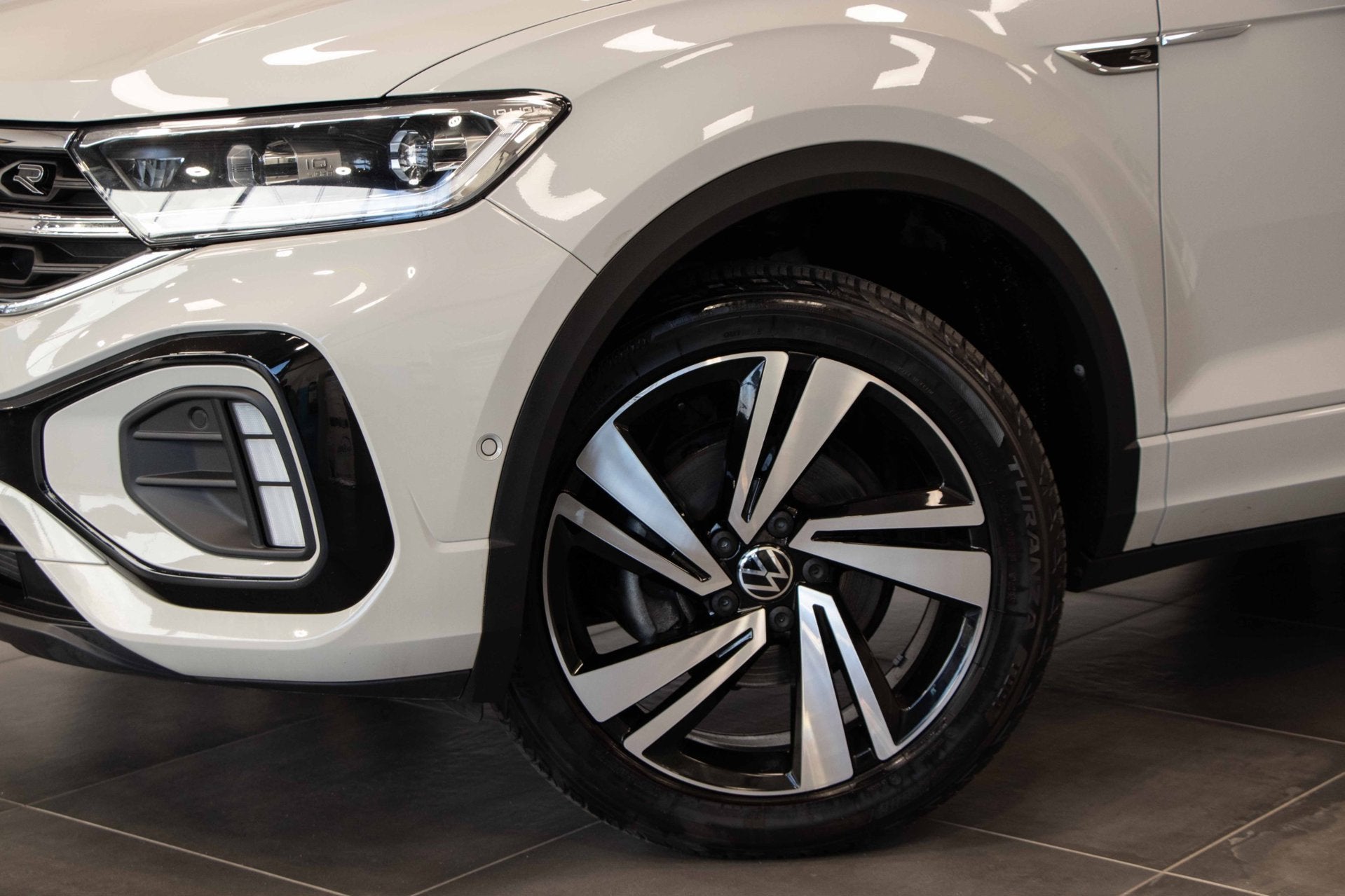 Volkswagen T-Roc 1.5TSi R-Line Edition|CArplay|AdapCruiseCon, Auto's, Volkswagen, Stof, Zwart, 151 pk, Bedrijf