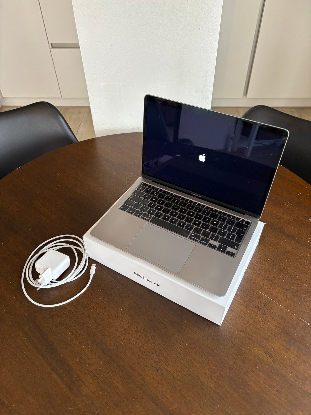 MacBook Air met nieuwe oplader incl toetsenbord van Apple, Computers en Software, Gebruikt, 256 GB, Qwerty, 8 GB