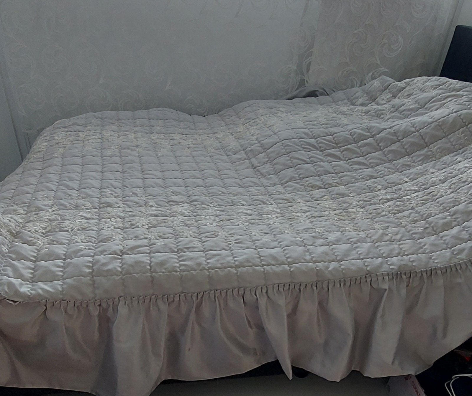 Lichtgrijze sprei met ruitpatroon en borduursel, Huis en Inrichting, Ophalen, Tweepersoons, Zo goed als nieuw, Overige merken