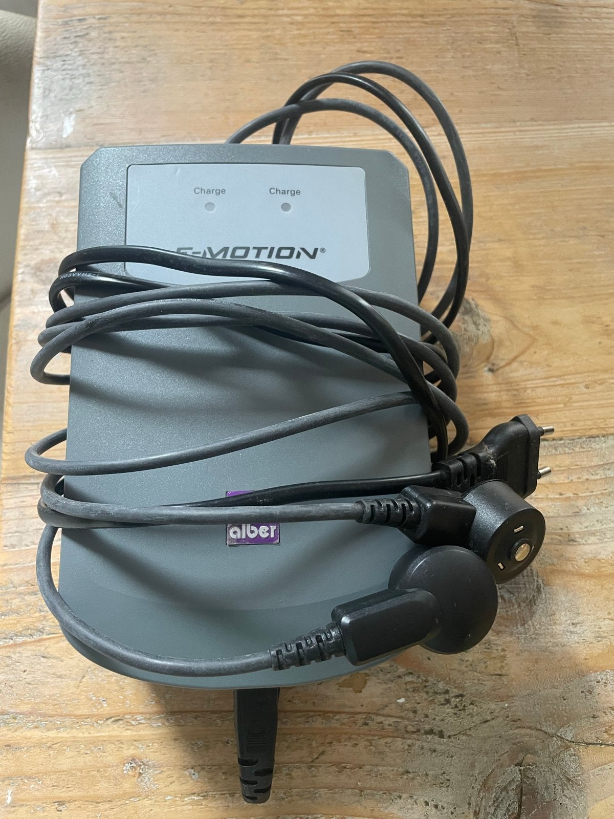 Alber E-MOTION Batterijlader P84820 - 2x 1.0A, Verzenden, Gebruikt