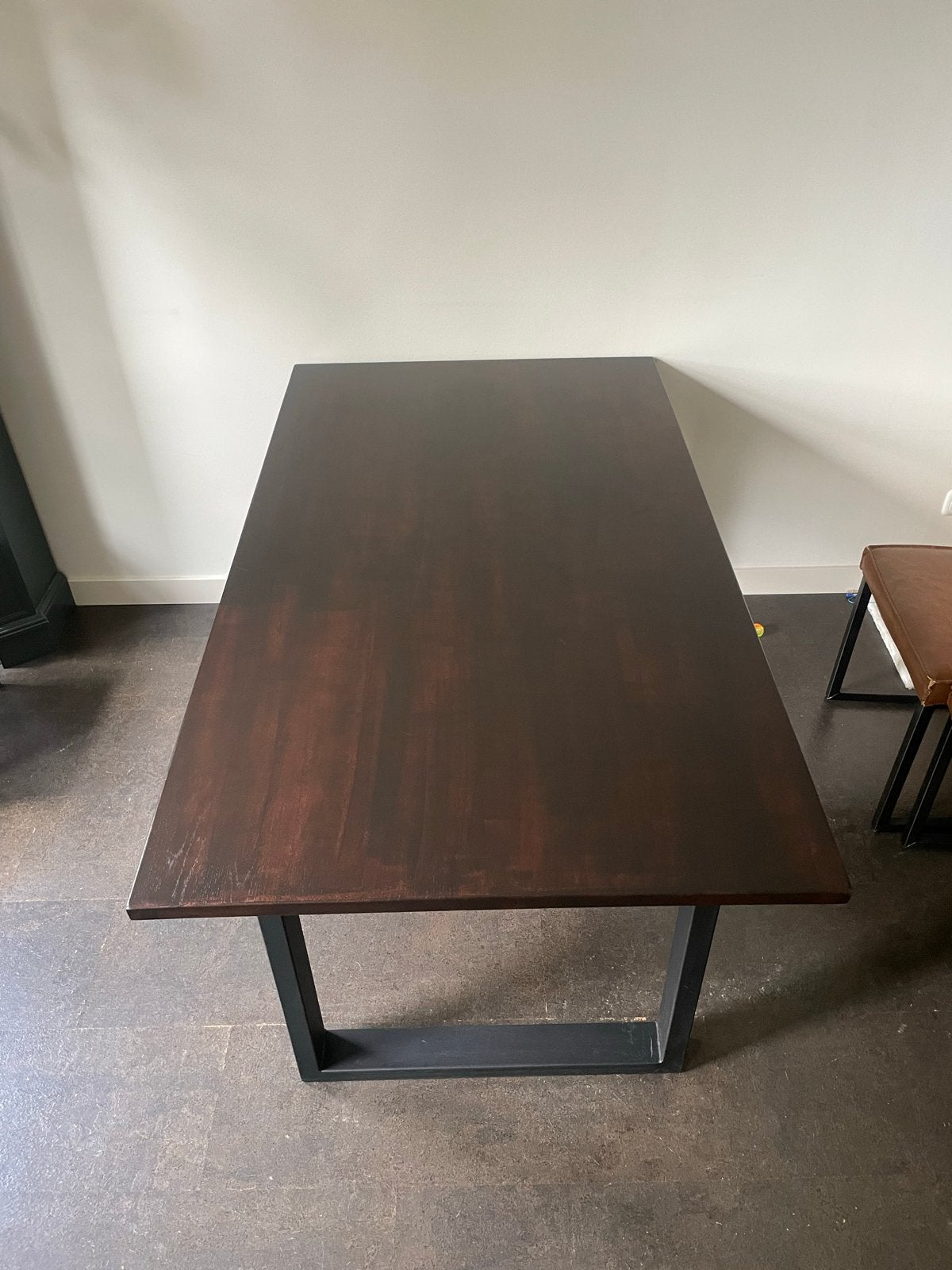 eettafel met donkerbruin blad en metalen poten, Huis en Inrichting, Tafels | Eettafels, Ophalen, 50 tot 100 cm, Zo goed als nieuw