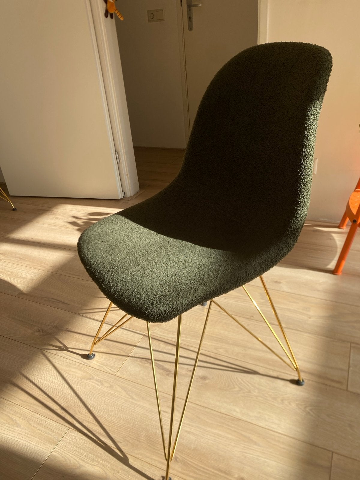 Groene teddy eetkamerstoel met gouden poten, Huis en Inrichting, Ophalen, Overige kleuren, Zo goed als nieuw, Eén