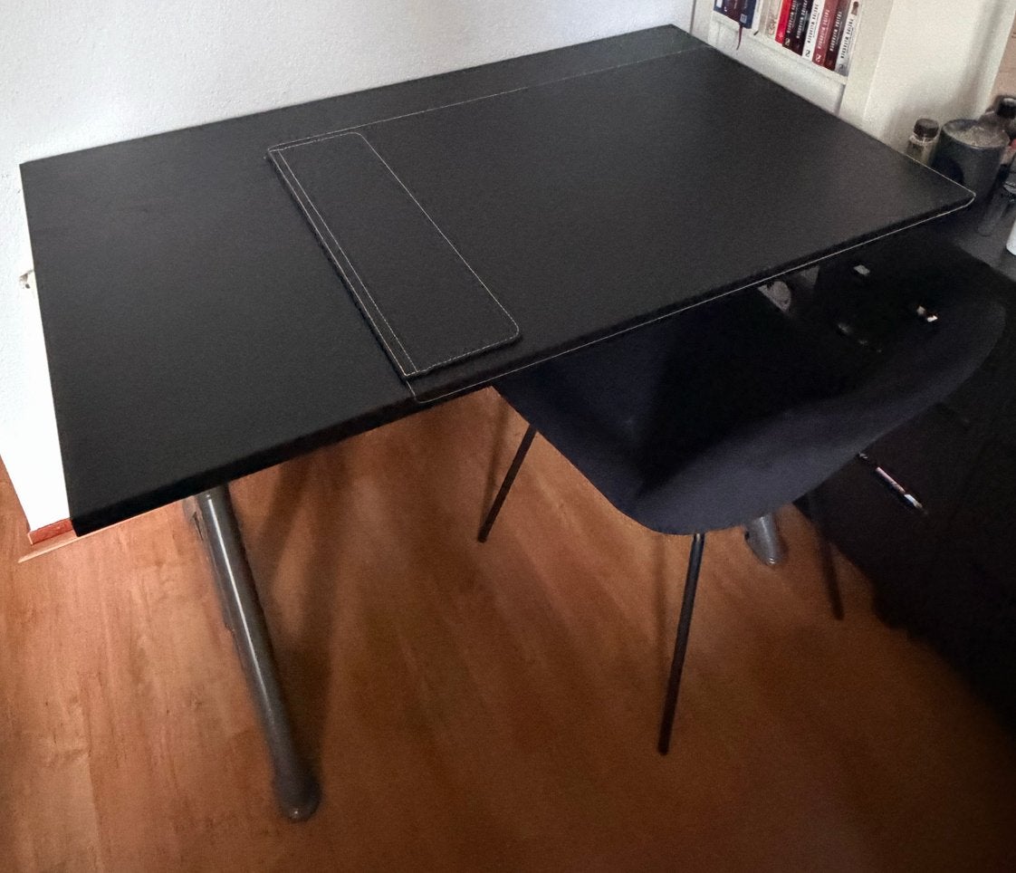 IKEA bureau - Zwart, in hoogte verstelbaar, Ophalen, Metaal, In hoogte verstelbaar, Zo goed als nieuw