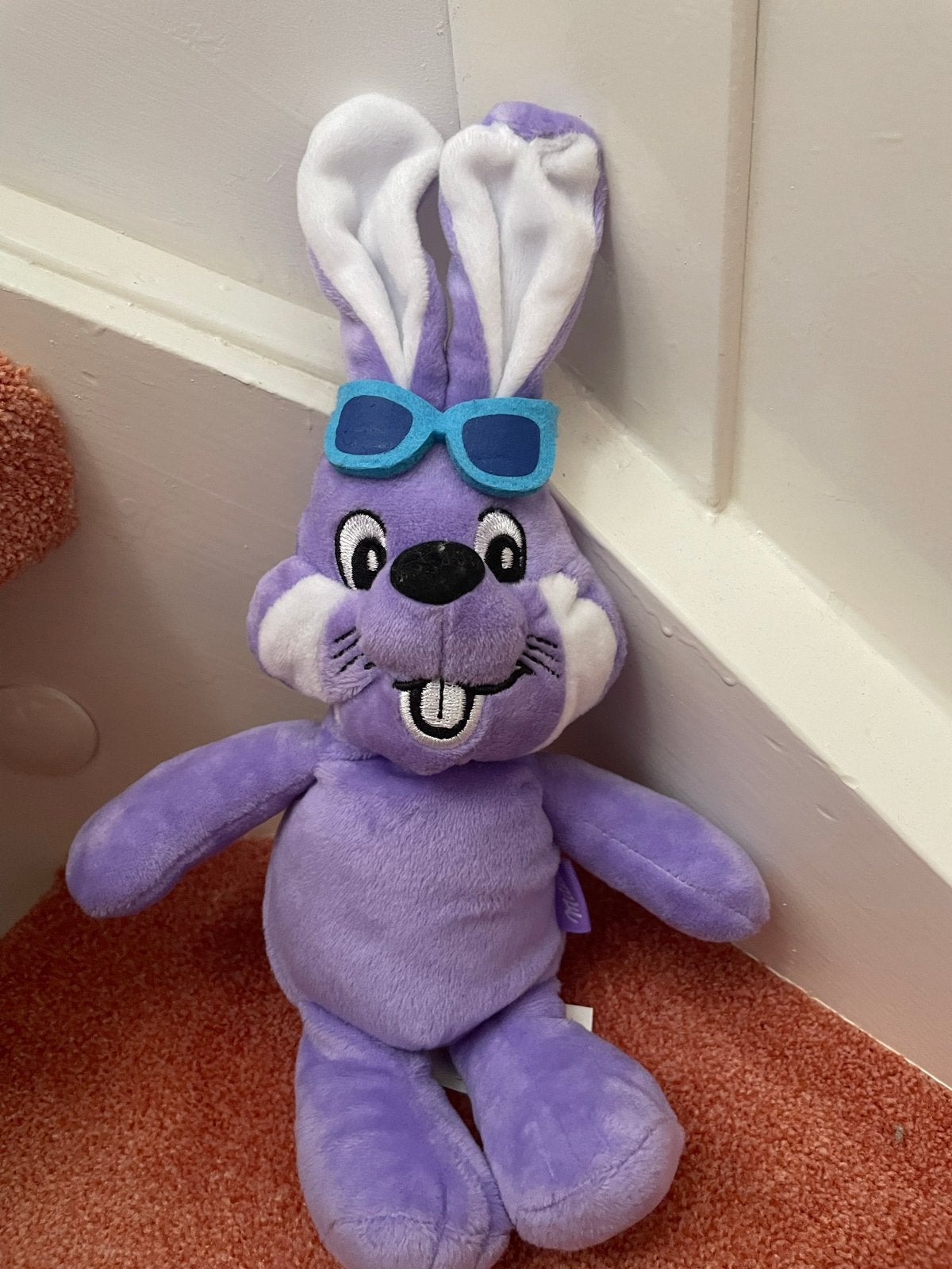 Paars konijn knuffel met zonnebril van milka, Paars, Gebruikt, Overige merken, Overige karakters