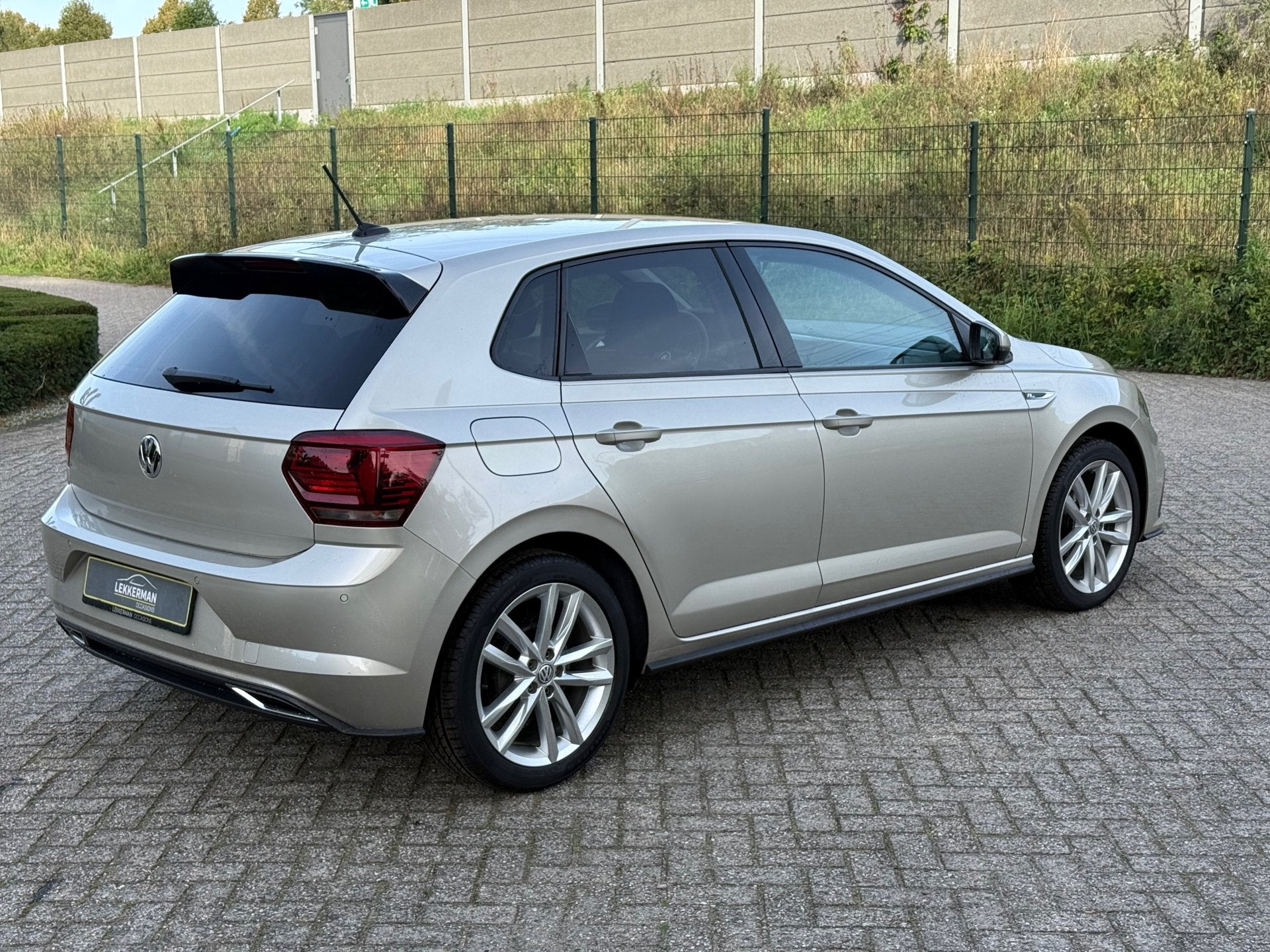 Volkswagen Polo 1.0 TSI R-LINE PDC I CARPLAY I CRUISE I LEER, Auto's, Voorwielaandrijving, Gebruikt, 1055 kg, Bedrijf