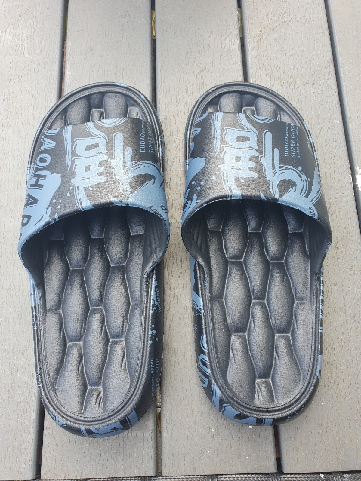 Nieuwe slippers met opdruk - Maat 43-44, Ophalen of Verzenden, Nieuw, Zwart