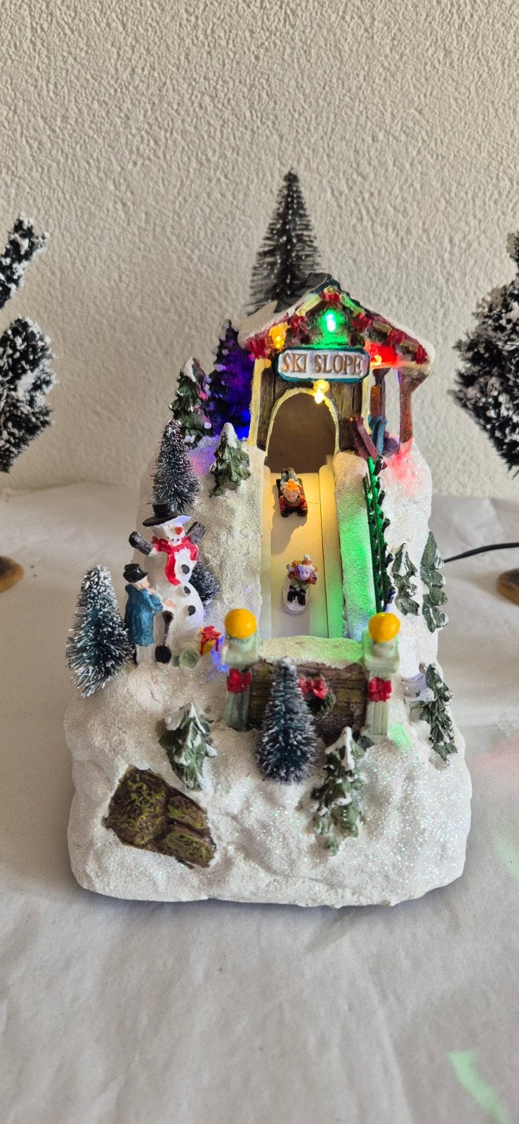 Ski helling met verlichting met doos voor je kerstdorp, Ophalen of Verzenden, Zo goed als nieuw