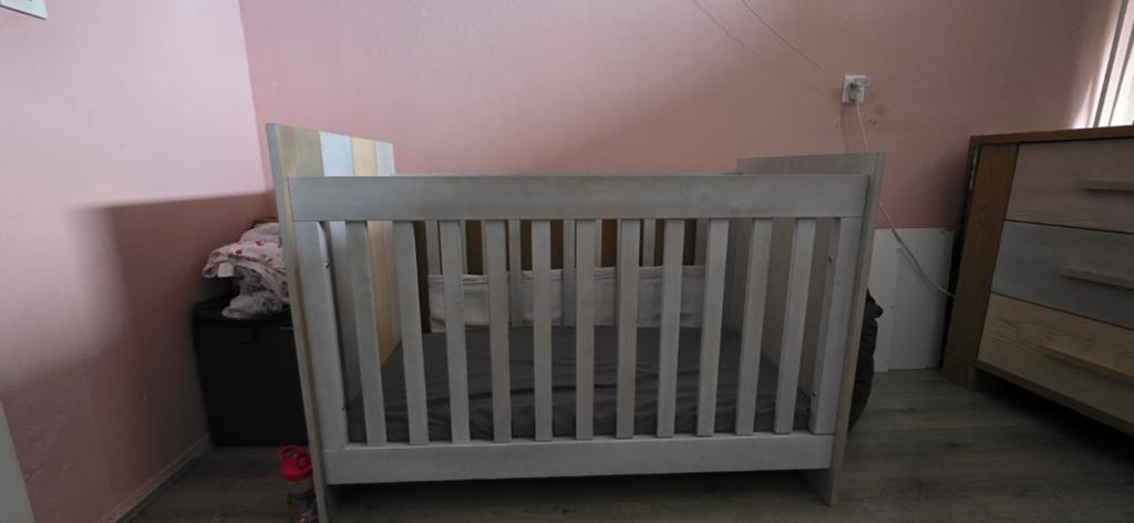 GRATIS ophalen Commode + Ledikant, Kinderen en Baby's, Kinderkamer | Complete kinderkamers, Ophalen, Gebruikt, Jongetje of Meisje