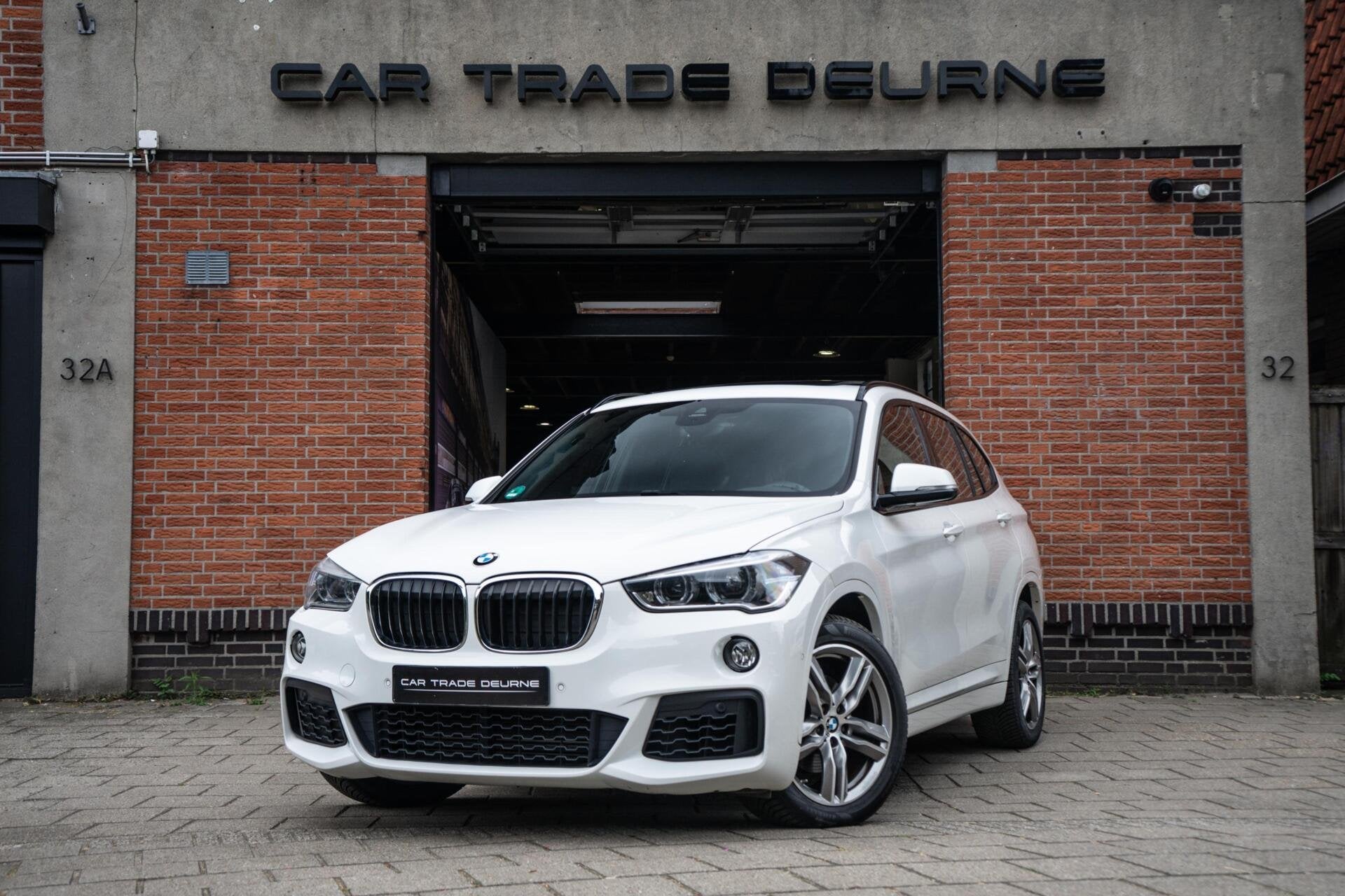 BMW X1 sDrive18i M-Sport Pano / Camera / Trekhaak, Auto's, Gebruikt, Zwart, Alcantara, Wit