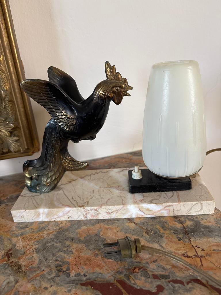Vintage Art Deco haan tafellamp op marmeren voet, Antiek en Kunst, Antiek | Lampen, Ophalen of Verzenden