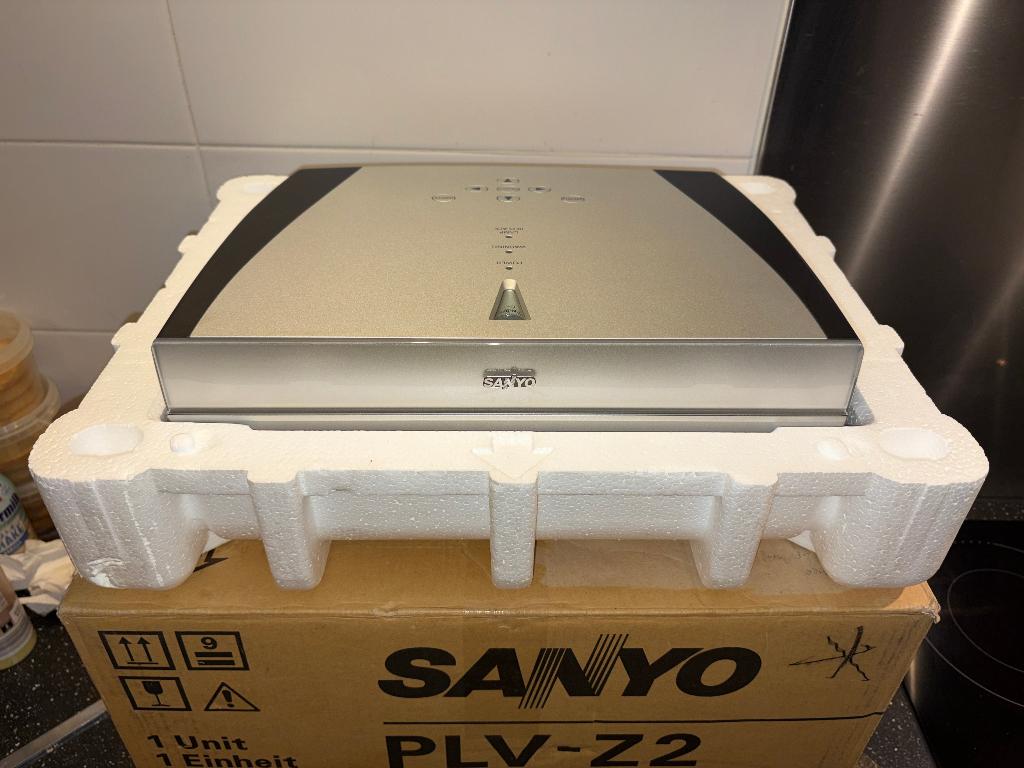 Sanyo PLV - Z2 LCD Beamer (Met extra nieuwe lamp.), HD (720), Ophalen of Verzenden, LCD, Sanyo