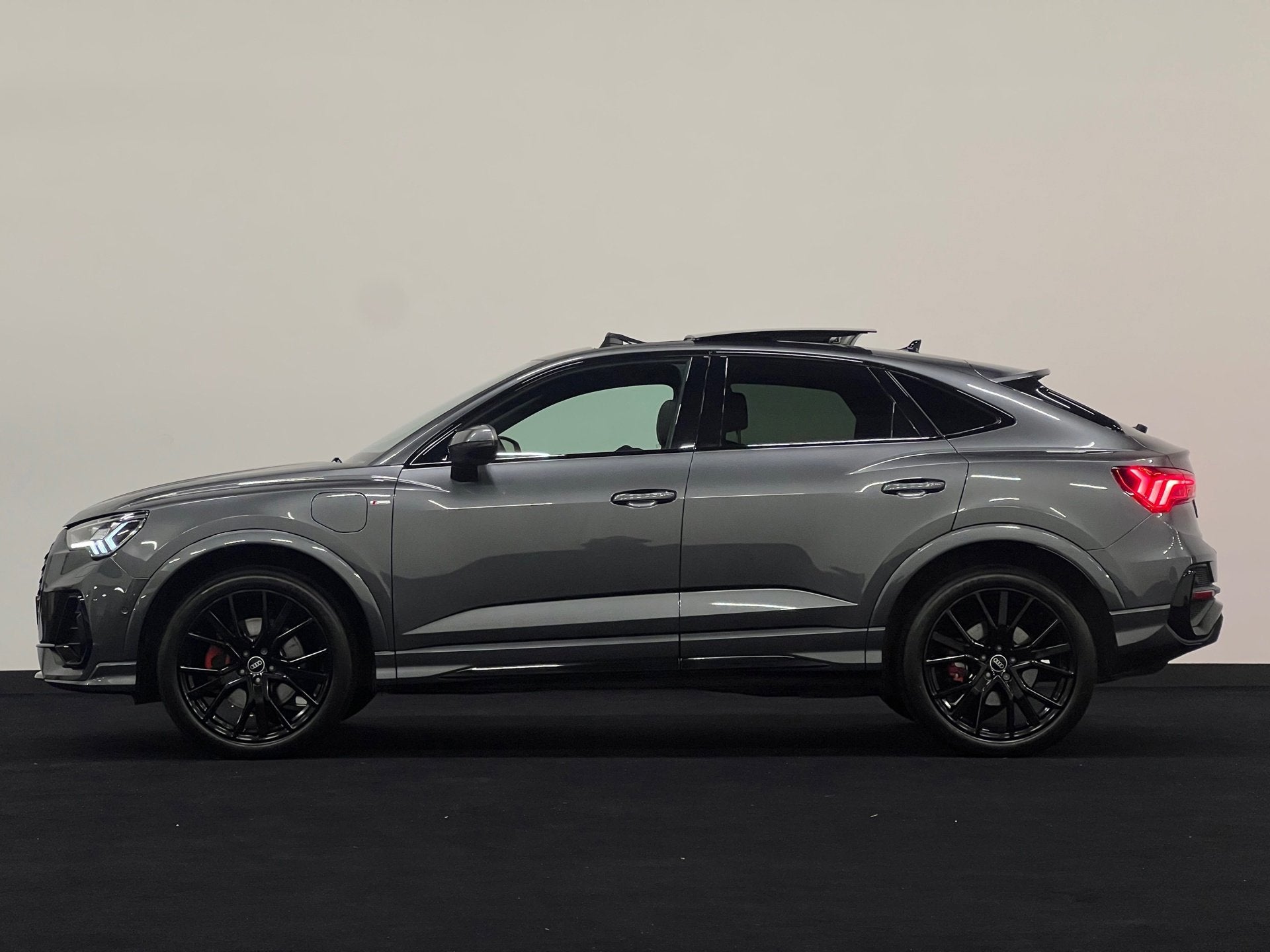 Audi Q3 Sportback 45 TFSI e 3 x S-line Pano Keyless Camera, Auto's, Dealer onderhouden, Gebruikt, Euro 6, Met garantie (alle)