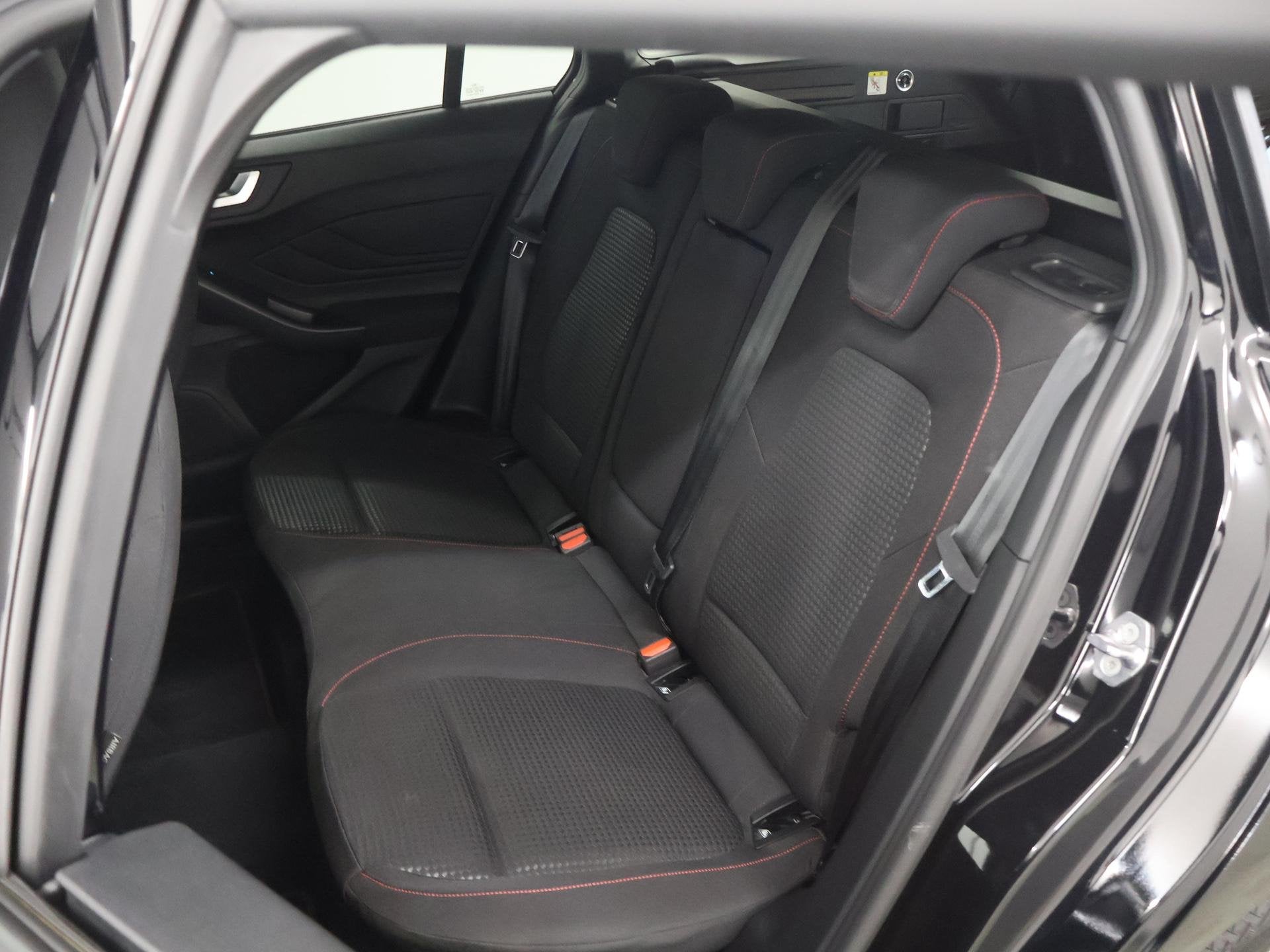 Foto 11 van Ford Focus Wagon 1.0 EcoBoost Hybrid ST Line | Trekhaak | Wi