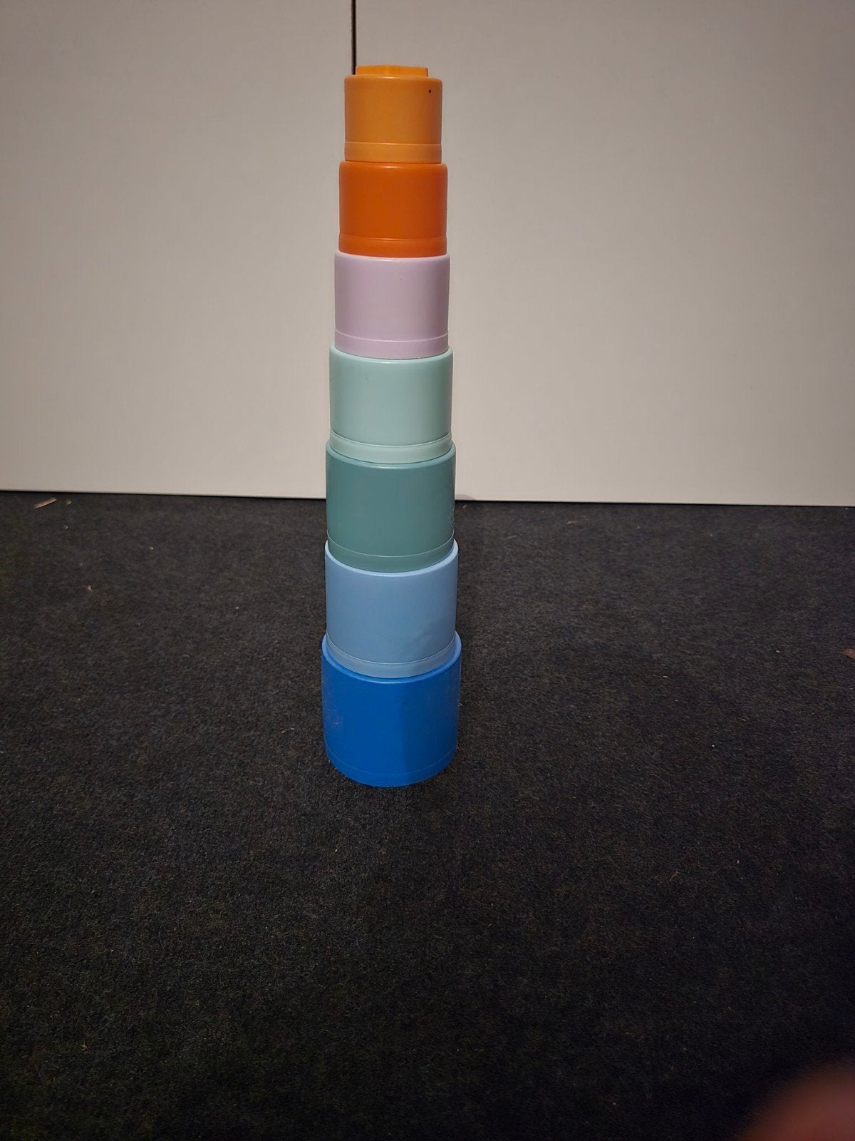 Stapeltoren van gekleurde bekers, Ophalen of Verzenden, Gebruikt, Overige typen