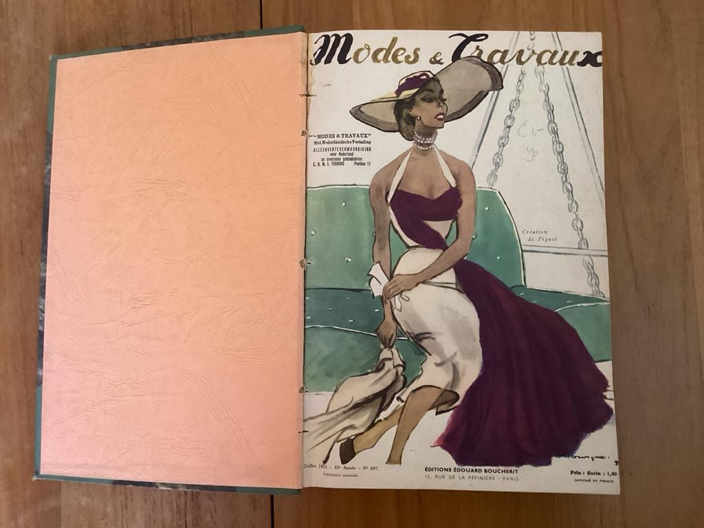 Boek Moderne & Travaux Juli 1954 - Vintage Frans Modeblad, Ophalen of Verzenden, Gelezen, Damesbladen