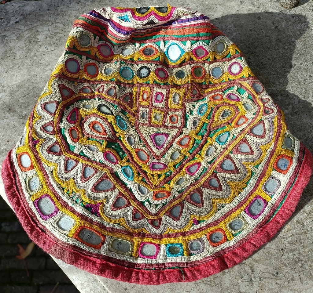 Hand geborduurde muts KUTCH stam India mid century (I14), Antiek en Kunst, Textiel, Handgemaakt, Ophalen of Verzenden, India
