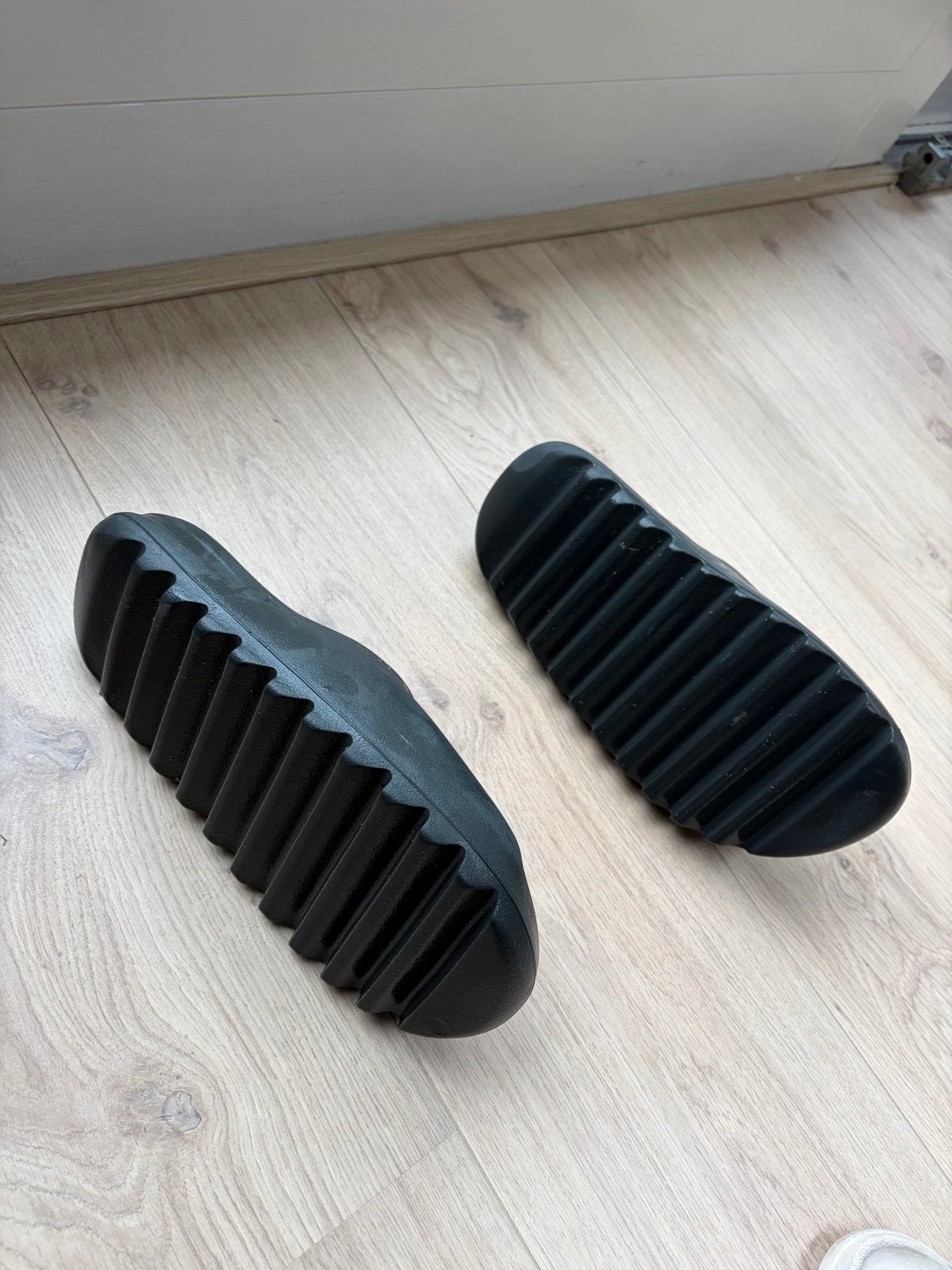 Foto 2 van Adidas Yeezy Slide 'Onyx' - Maat 42,5 / 9 US
