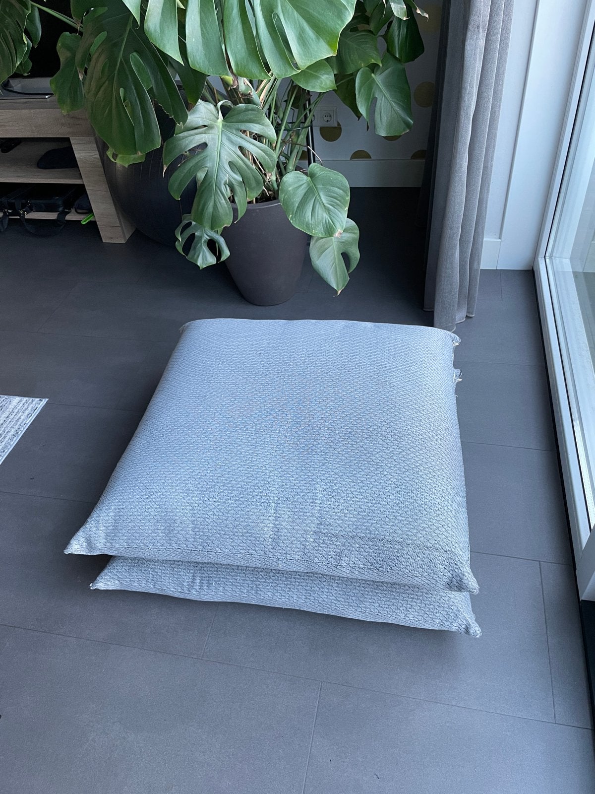 Grote grijze zitkussens (2 stuks) - 70 cm, Huis en Inrichting, Woonaccessoires | Kussens, Ophalen, Gebruikt, Vierkant, Met ritssluiting