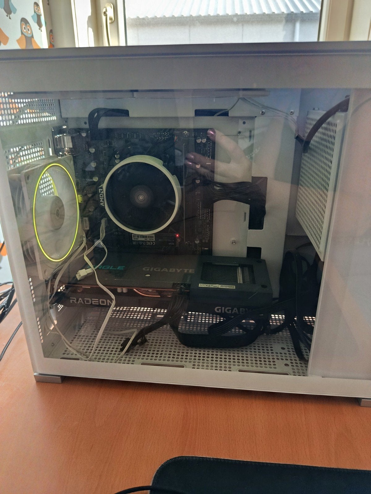 Pc met televisie en toetsenbord en muis, AMD Ryzen 5, Gaming, SSD, 3 tot 4 Ghz