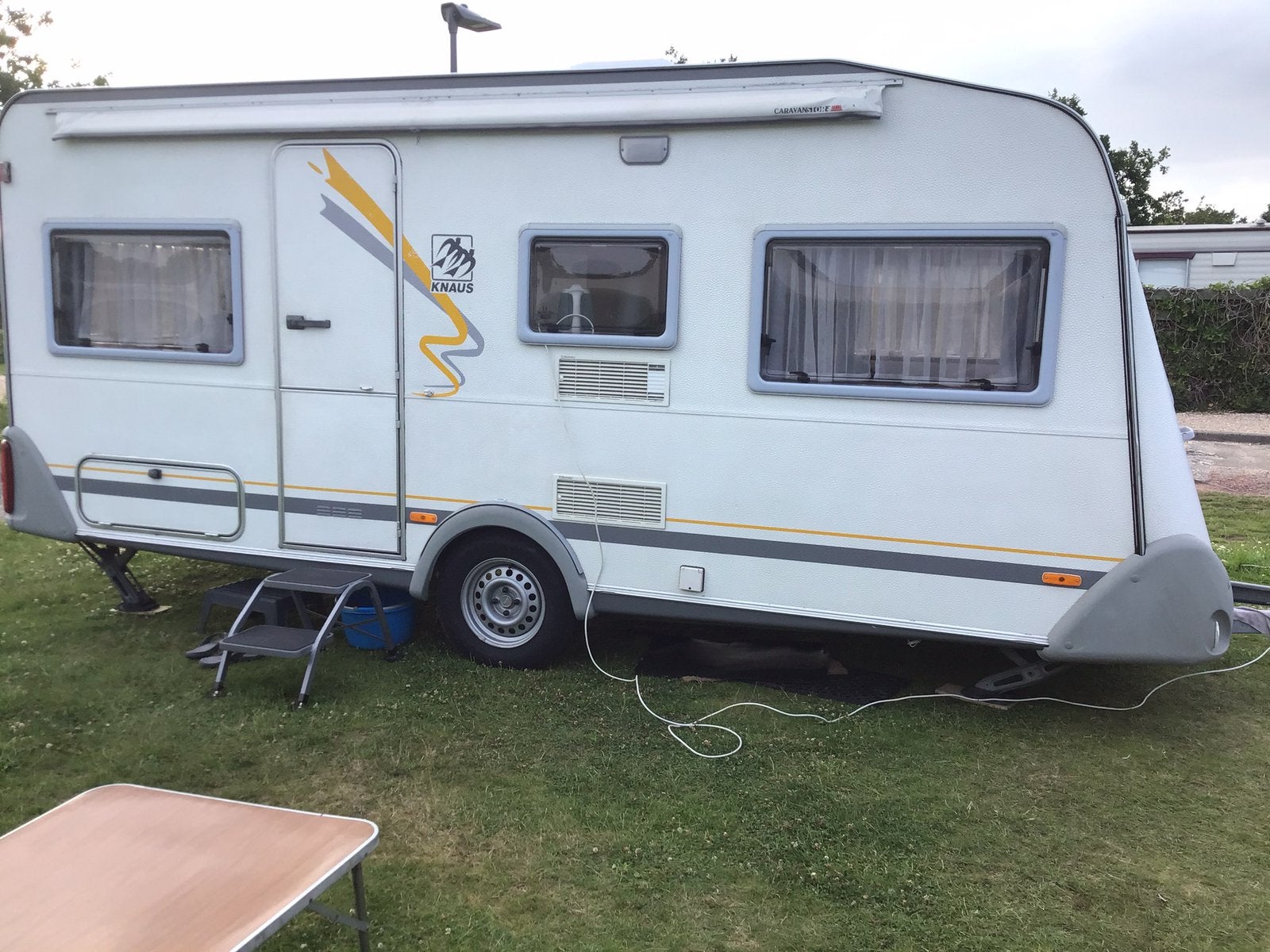 Te koop knaus Sudwind 450 TU 1999 met bijna nieuwe voortent., Rondzit, 750 - 1000 kg, Particulier, 6 tot 7 meter