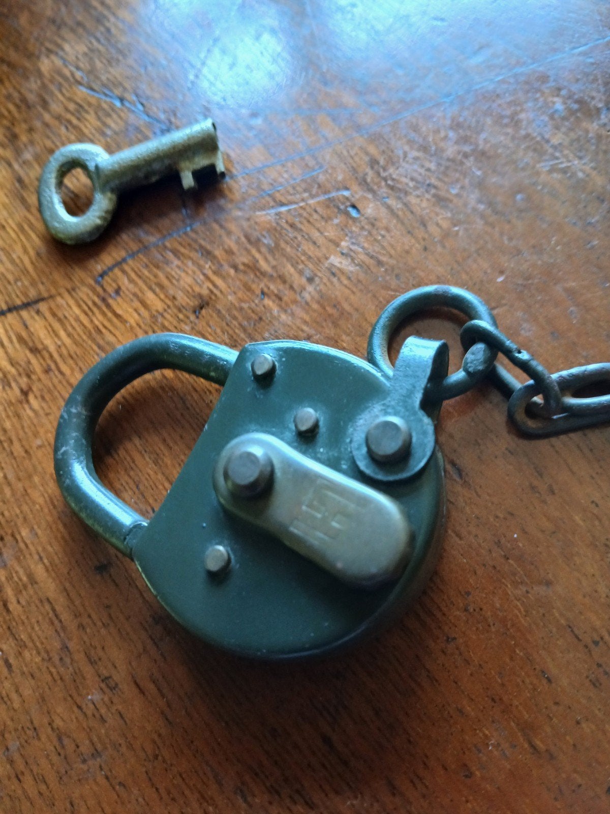 Oud slot met ketting, Verzamelen, Sleutelhangers, Ophalen of Verzenden, Merk