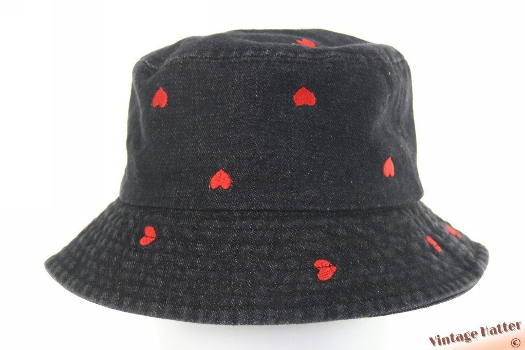 Buckethat zwart denim met rode hartjes katoen 57-59 nieuw, Ophalen of Verzenden, Nieuw, One size fits all, Hoed