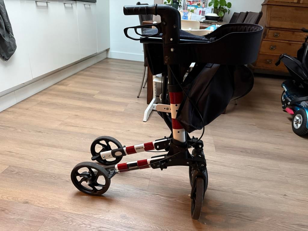 Opvouwbare rollator lichtgewicht met zitvlak en opbergruimte, Ophalen, Lichtgewicht, Zo goed als nieuw