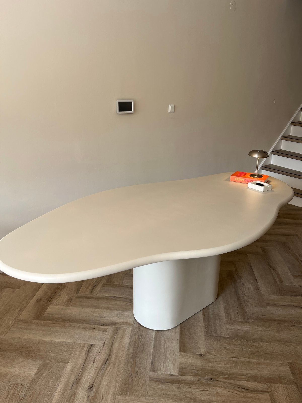 Eettafel organische vorm - kleur latte, Huis en Inrichting, Ophalen, Overige materialen, 100 tot 150 cm, Zo goed als nieuw