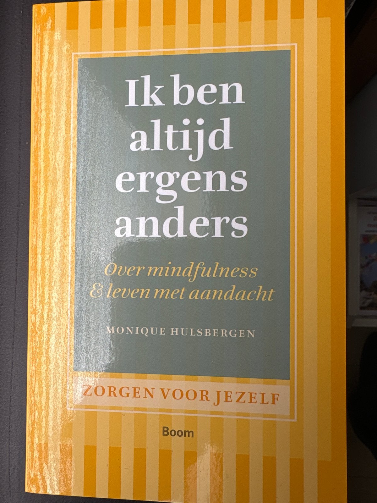 Ik ben altijd ergens anders - Monique Hulsbergen, Ophalen of Verzenden, Zo goed als nieuw, Overige onderwerpen