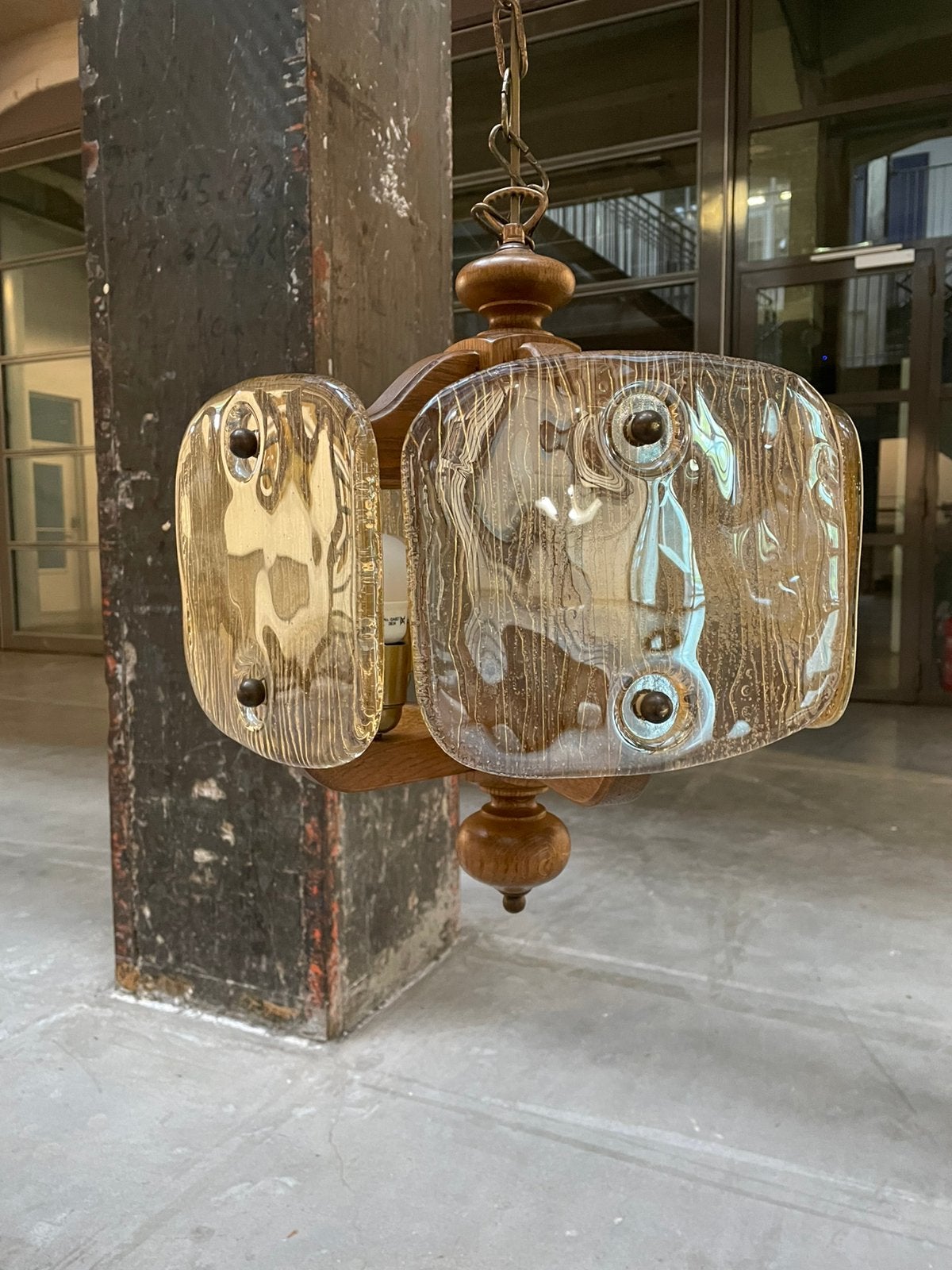 Foto 4 van Brutalist lamp jaren 70 eikenhout