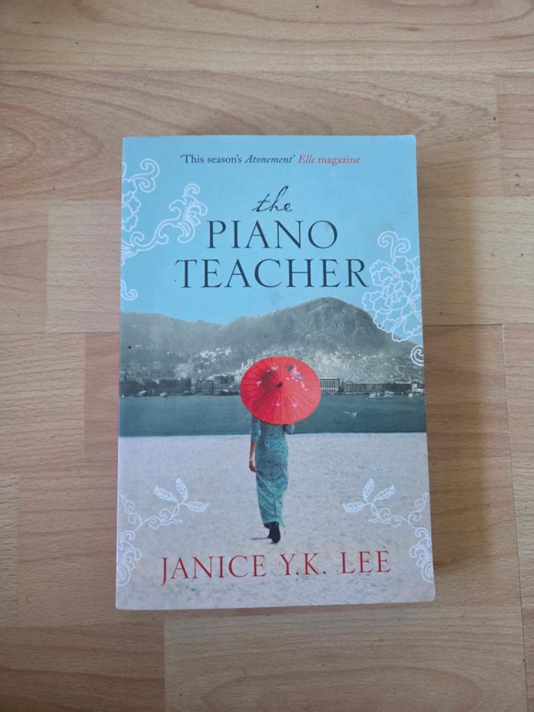 The piano teacher - Janice Y.K. Lee (ZGAN), Ophalen of Verzenden, Zo goed als nieuw, Janice Y.K. Lee