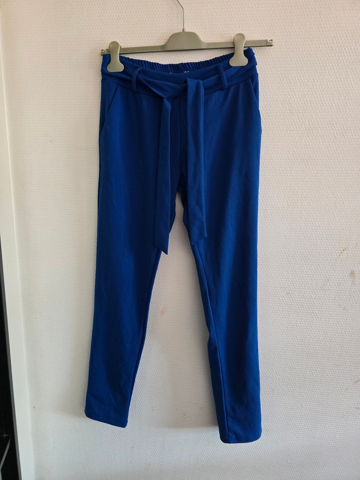 Kobaltblauwe broek met strikceintuur - Maat L, Kleding | Dames, Broeken en Pantalons, Blauw, Maat 42/44 (L), Ophalen of Verzenden