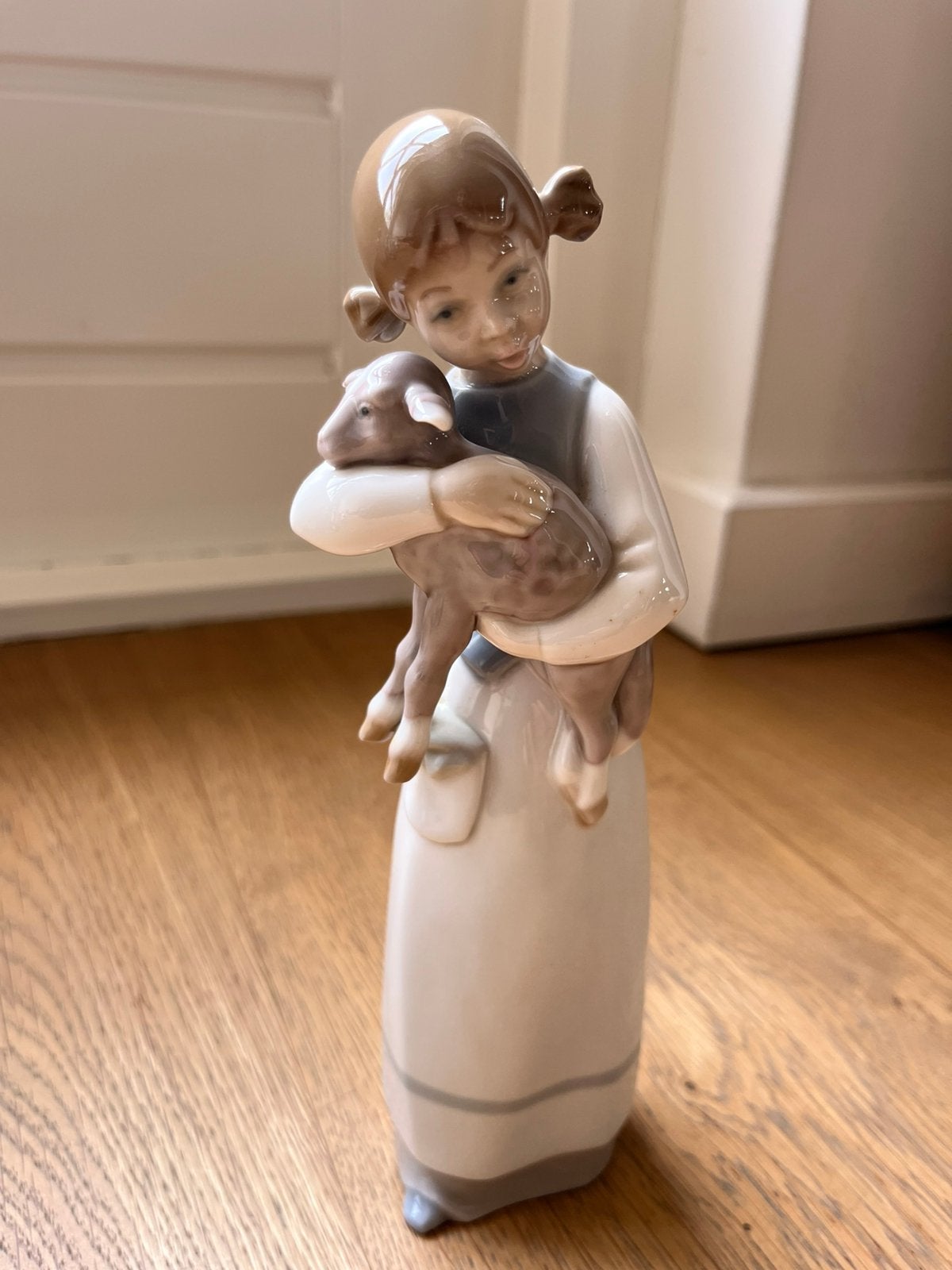 Lladro beeldje meisje met lam - "Shepherdess with Lamb", Verzenden, Zo goed als nieuw, Mens