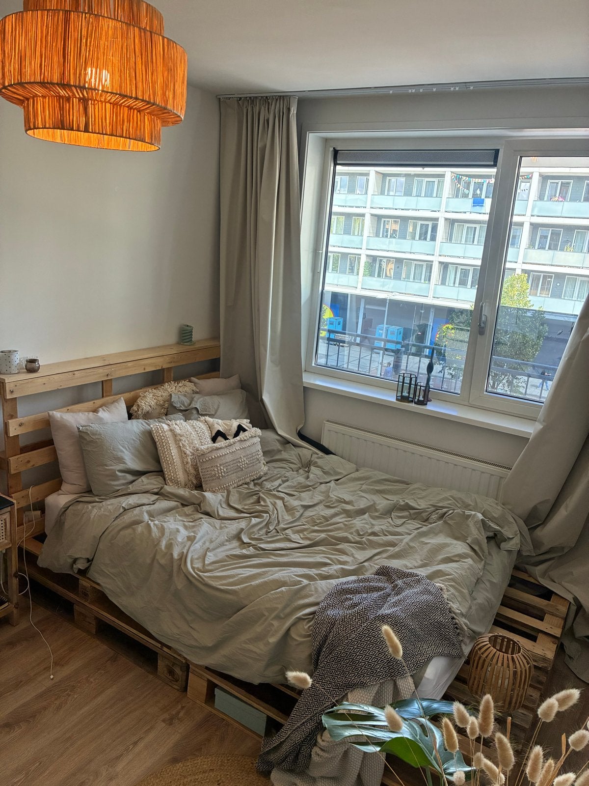Palletbed van geschuurd en gelakt hout (excl. matras), Huis en Inrichting, Ophalen, Gebruikt, Bruin, Tweepersoons