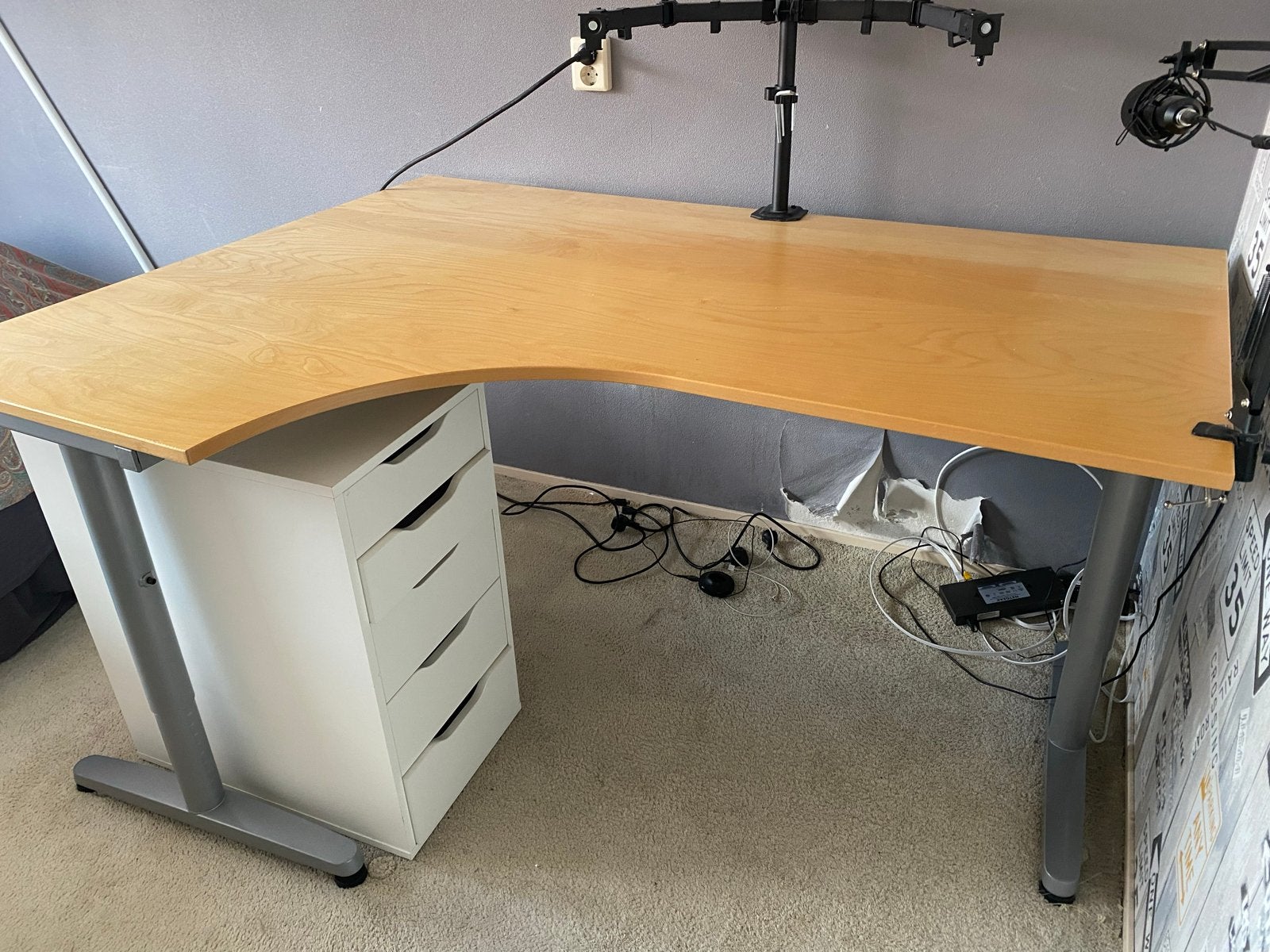 In hoogte verstelbaar hoekbureau, Huis en Inrichting, Bureaus, Ophalen, Gebruikt, Hout, Hoekbureau