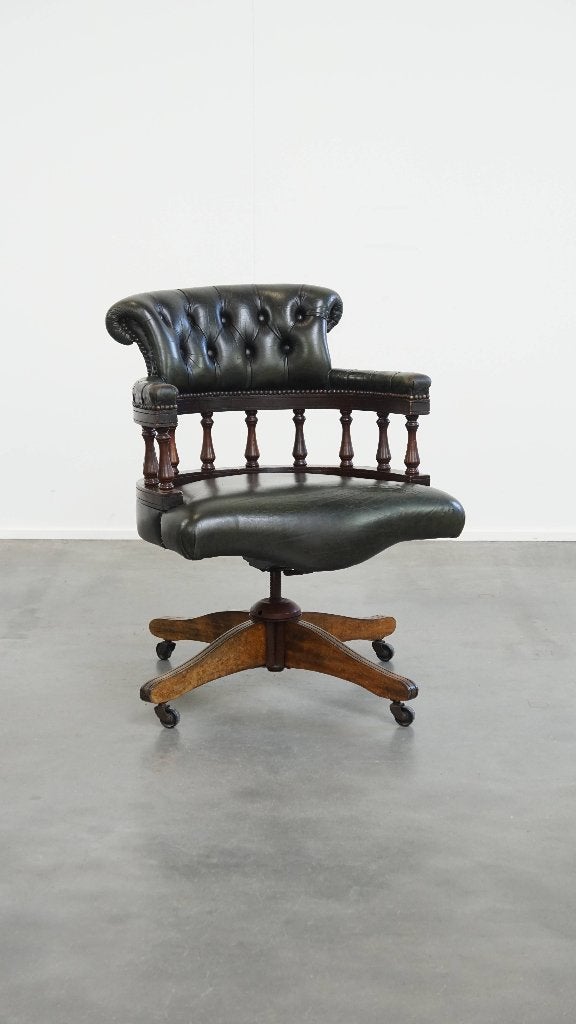 Rundleren en houten chesterfield bureaustoel, Ophalen