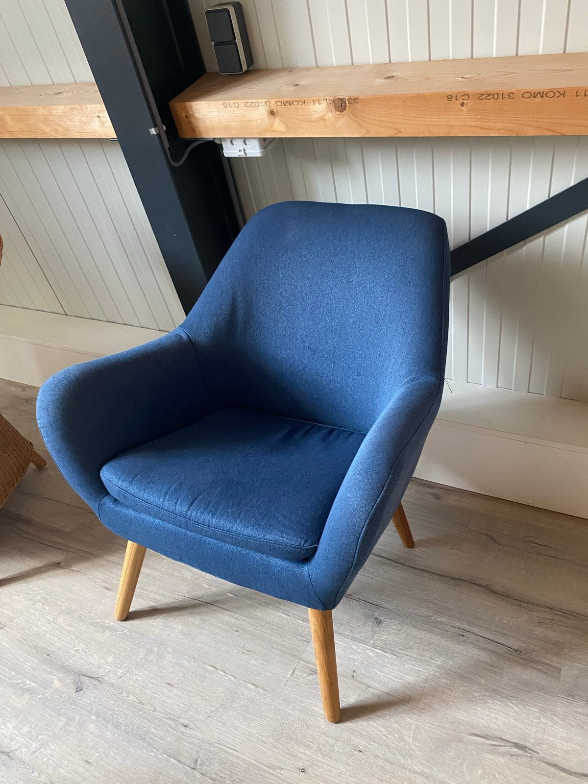 Comfortabele blauwe stoel met houten poten, Huis en Inrichting, Ophalen, Blauw, Zo goed als nieuw, Eén