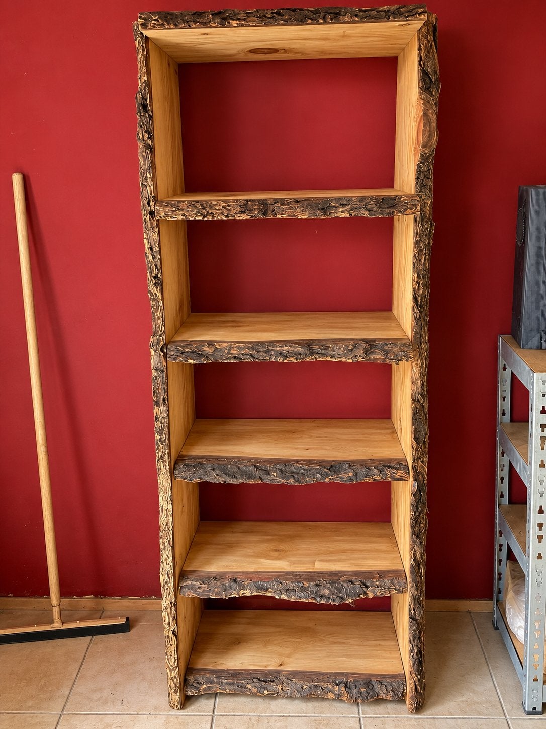 Robuuste handgemaakte houten kast met boomschors, Ophalen, Met plank(en), Gebruikt, 50 tot 100 cm