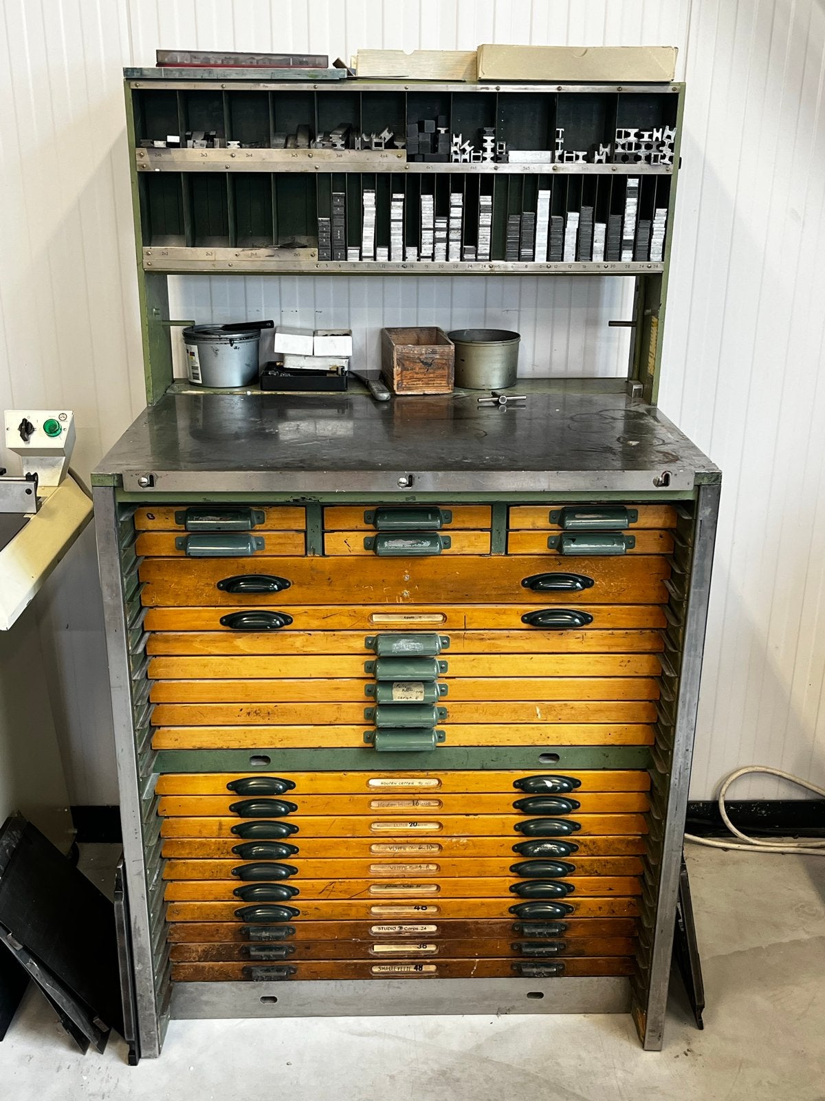 Antieke letterkast met houten en loden letters en clichés, Ophalen